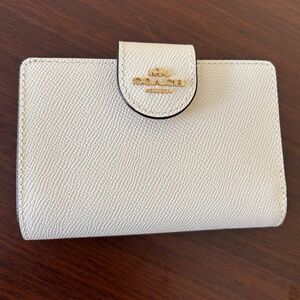 Coach  MEDIUM CORNER ZIP WALLET - Like New!